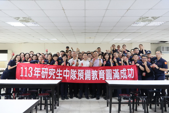 The Principal takes a commemorative photo with the new students of the 113th class of the graduate student battalion during the 'Assessment Passed, Congratulations' event
