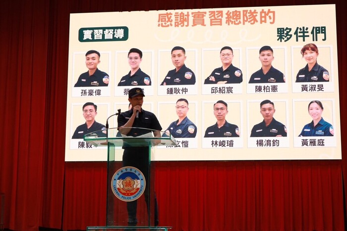 Outgoing Internship General Squad Leader Chou Er-Chih delivered a farewell speech