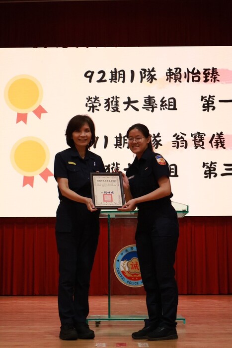 The certificate for first place in the 2025 Taoyuan City English Competition (College Division) was presented to student Lai Yi-Chen