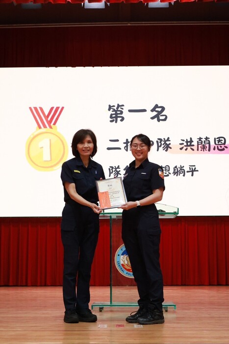 A certificate and prize money were awarded to student Hung Lan-En for winning first place in the Creative Poster Competition