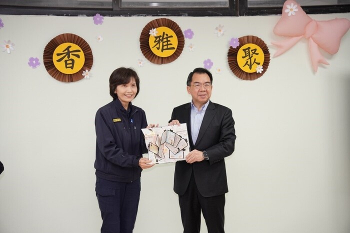 The General Commander, on behalf of the female faculty and students, presented a thank-you card to the principal