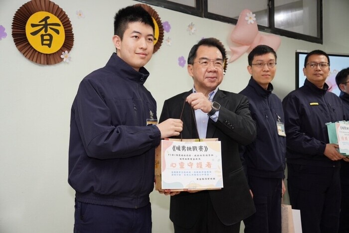 The principal presented certificates and gifts to the winners of the "Warm-Hearted Men Challenge."