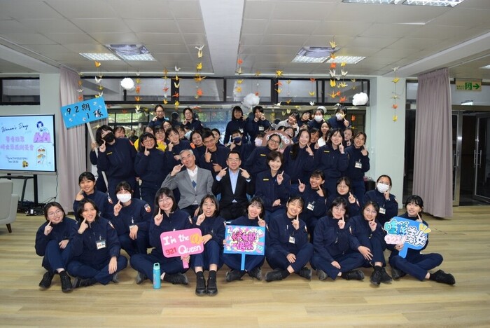 Faculty members took a group photo with the female students of Class 92, Squad 1.